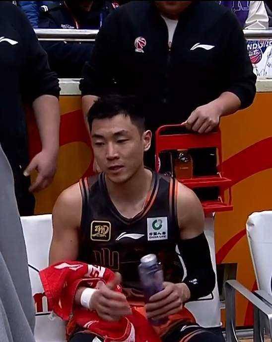 球队备战比赛,球员精神抖擞 球队备战比赛,球员精神抖擞