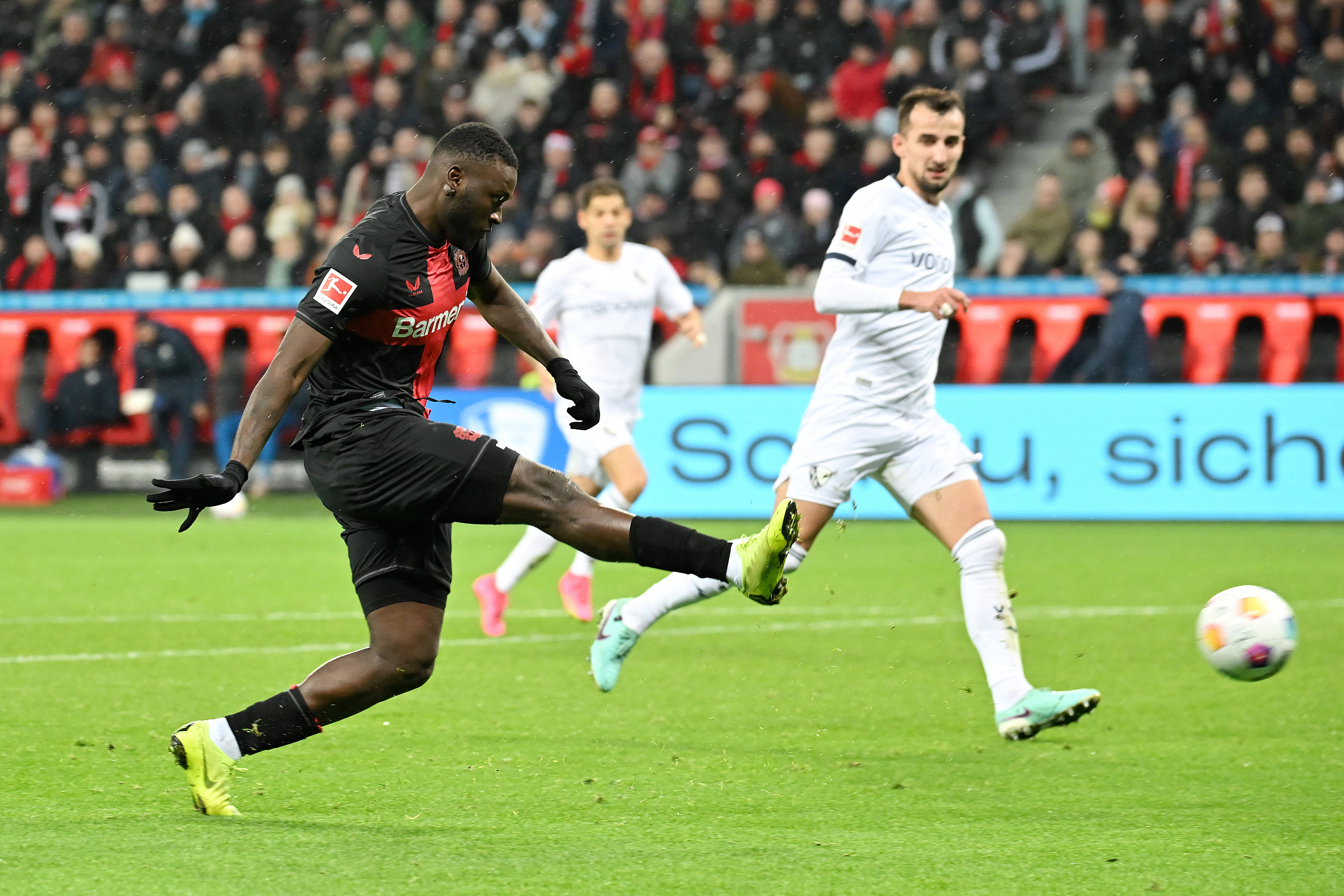 勒沃库森足球队在国内联赛中击败对手 勒沃库森足球队在国内联赛中击败对手