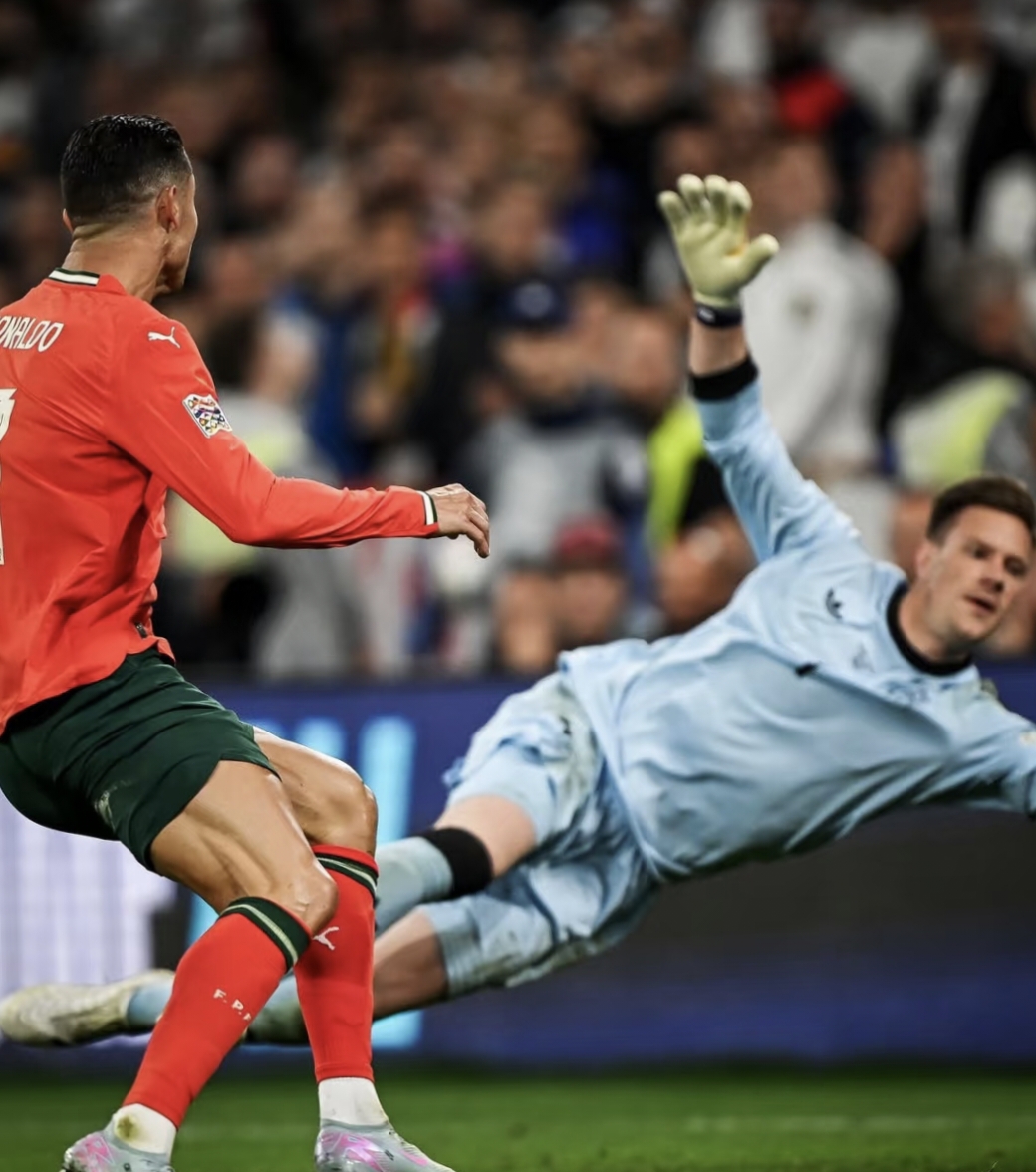 关于葡萄牙横扫曼联，奥亚尔萨瓦尔高光表现的信息