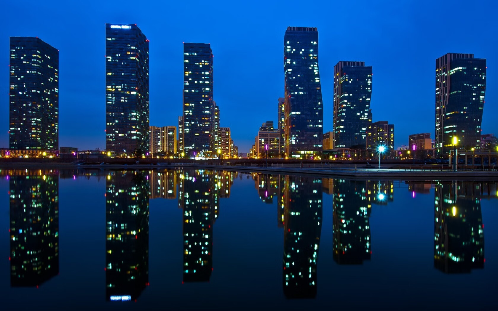 爱德华兹单节26分撕裂防线！活塞第三节一波流击溃新疆队