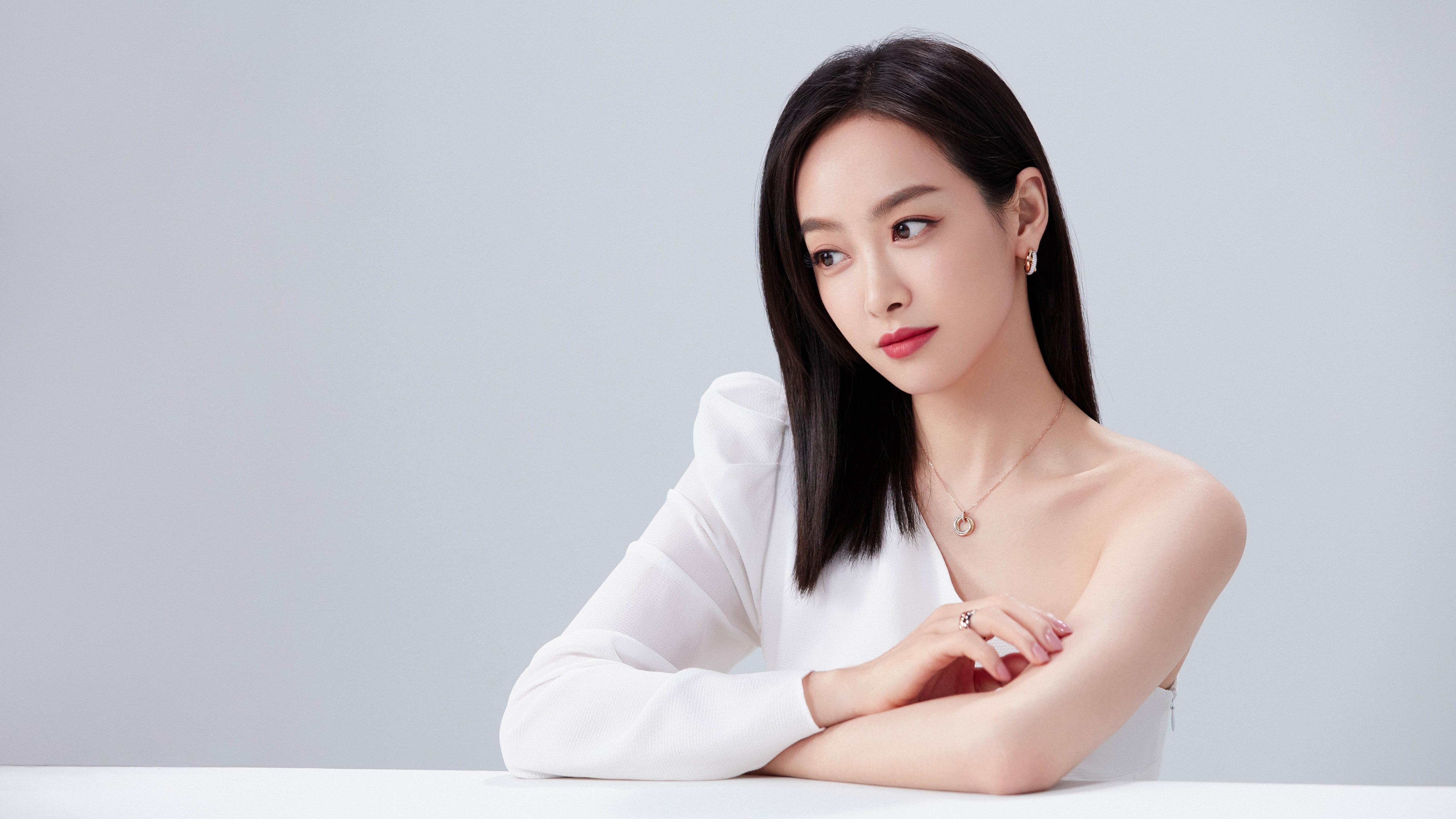 雷火电竞亚洲先驱-当那不勒斯的蓝遇见比利时的红，梅西在欧冠用艺术接管功利